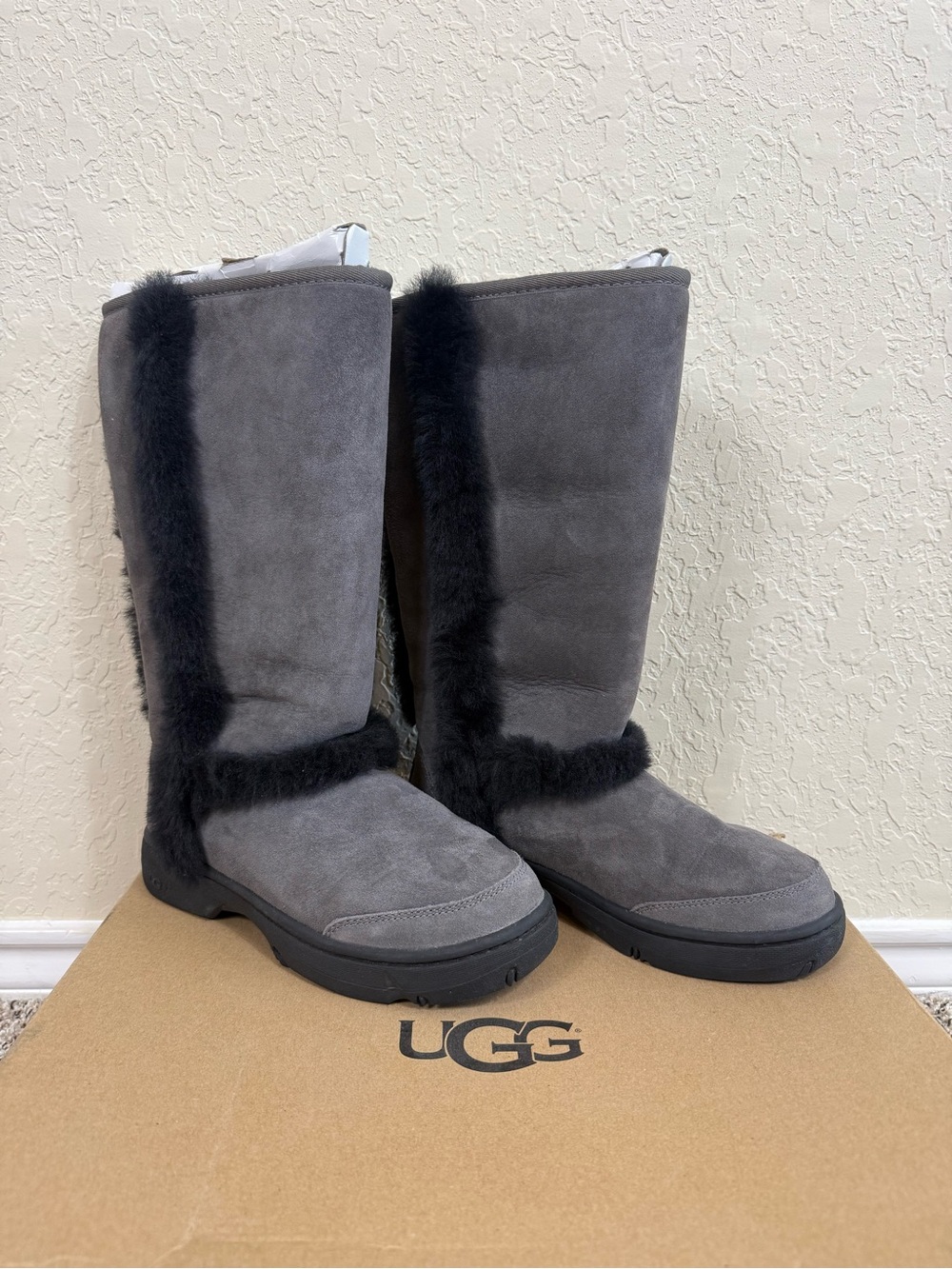 UGG Sunburst Grey Black Tall Shearling Boots Size 5 Winter Rubber Sole Womens